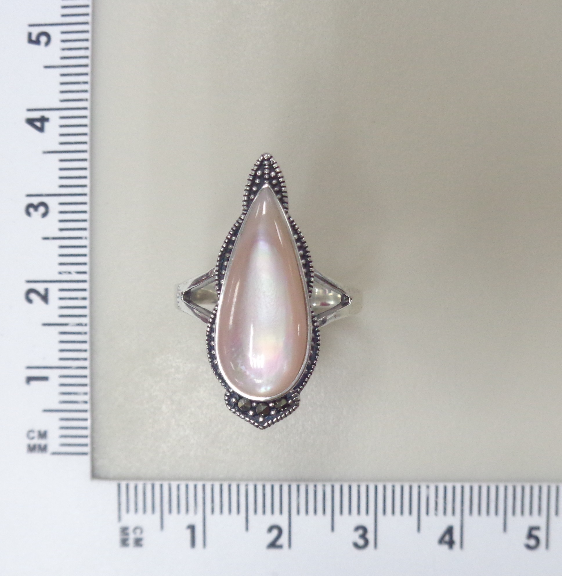 Серебряное кольцо с розовым перламутром